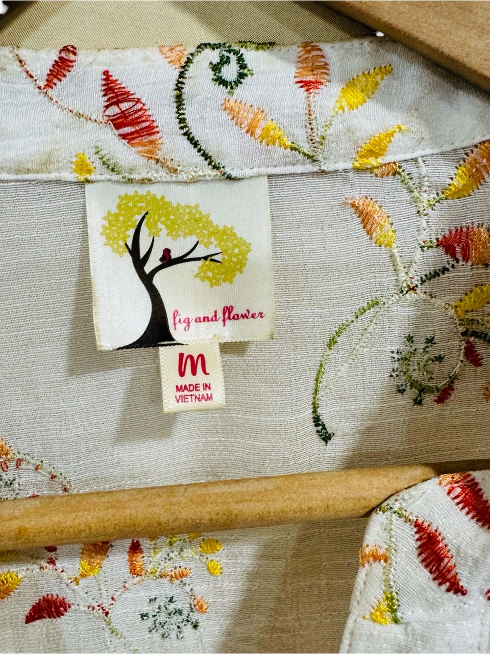Fig & Flower Embroidered Floral Button Front Boho Blouse White Roll Tab Sleeve M - Picture 6 of 10